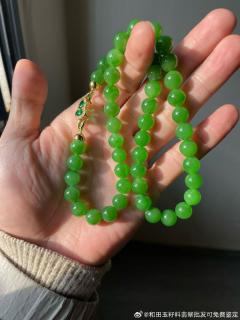 和田玉碧玉 10毫米的苹果绿项链,项链色泽温润如初春嫩芽,透着灵动的