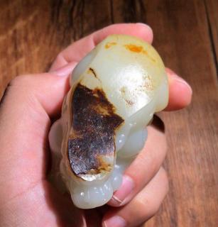 千年红皮万年黑,那什么样的和田玉黑皮籽料算是极品?